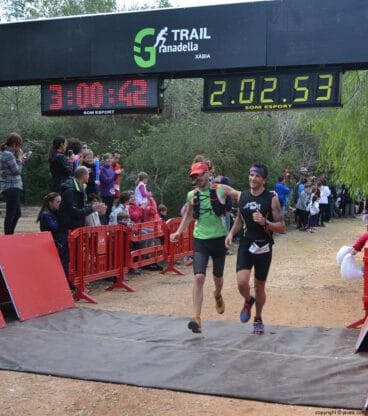 En la entrada a la meta hubo mucho compañerismo entre los participantes