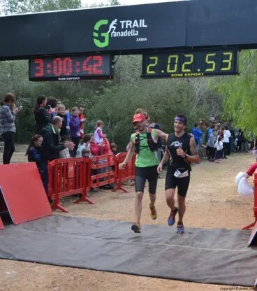 En la entrada a la meta hubo mucho compañerismo entre los participantes