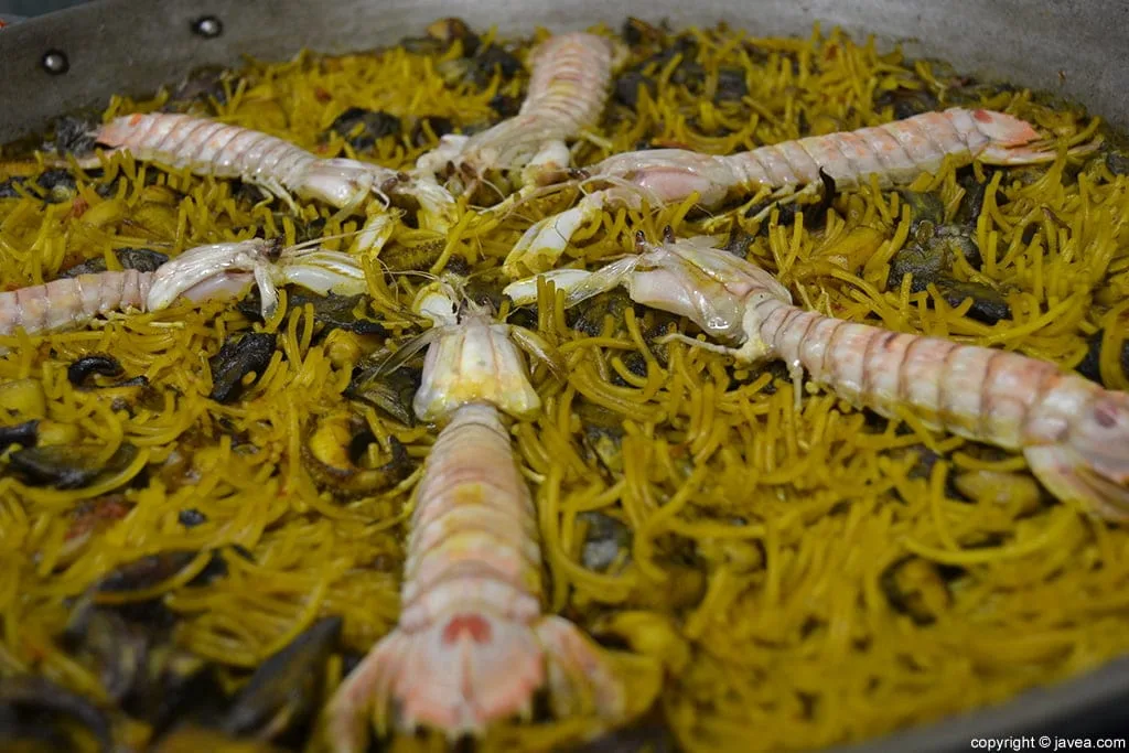 Fideua con alcachofas cocinada por Juanjo Gil Caballero