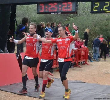 Grupo de amigos celebrando la llegada a la meta