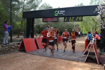 Grupo de amigos cruzando la línea de meta