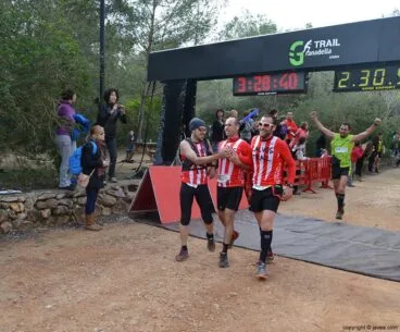 Grupo de amigos después de cruzar la línea de meta