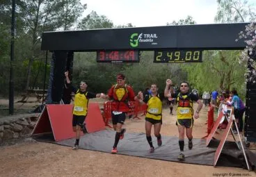 Grupo de amigos en el punto de meta