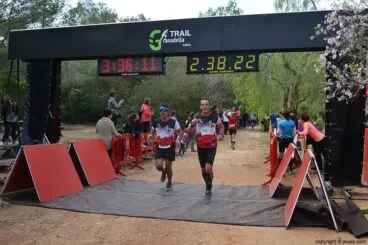 Grupo de amigos en la llegada a la meta