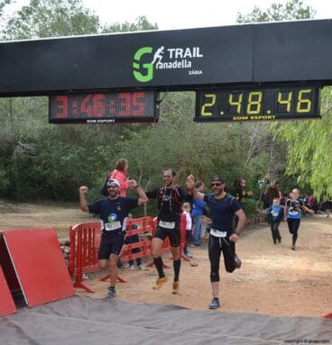 Grupo de amigos en la meta