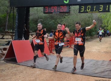 Grupo de amigos en la meta de la Granadella Trail