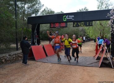 Grupo de corredores en la línea de meta