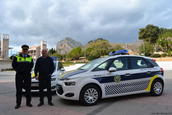 Juan Ortolá y José Antonio Monfort con los nuevos coches de la flota de la Policía Local
