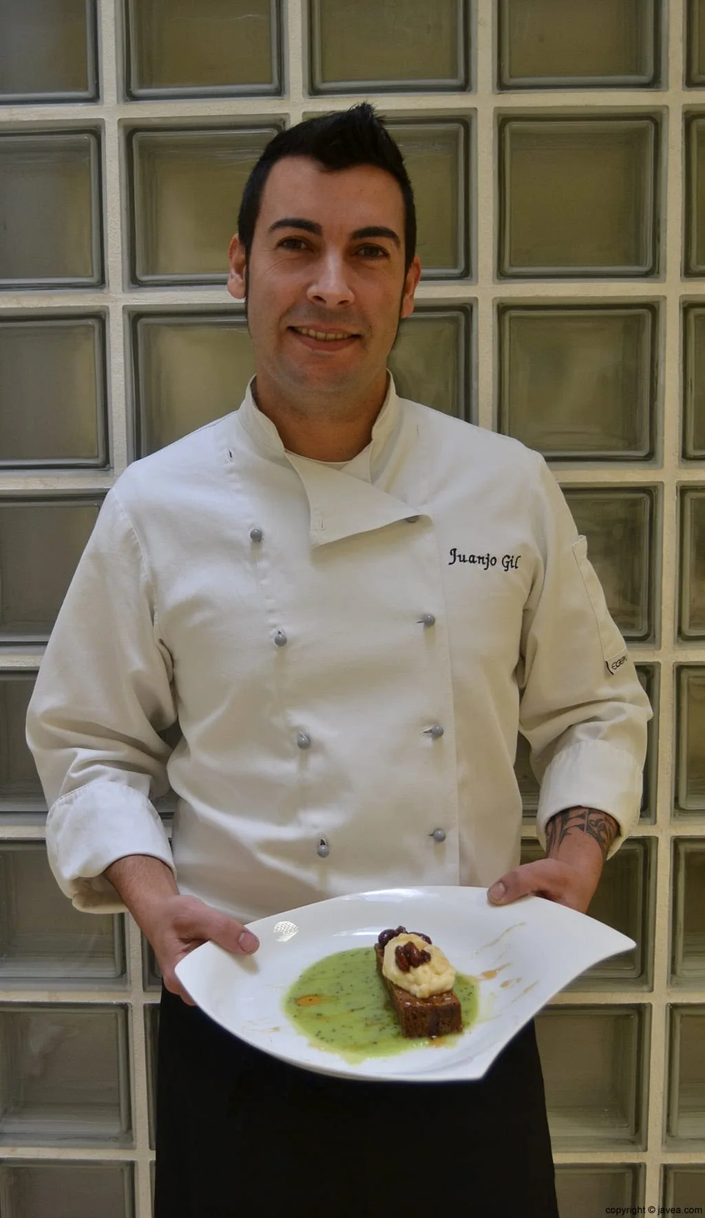 Juanjo Gil Caballero con el postre innovado por él mismo