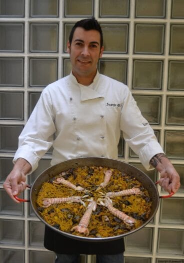 Juanjo Gil Caballero con la fideua que cocinó