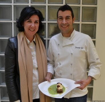 Juanjo Gil y Cristina Rodriguez con el postre preparado por Juanjo