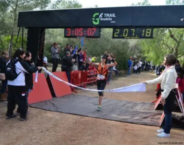 Llegada a la meta de la primera participante femenina