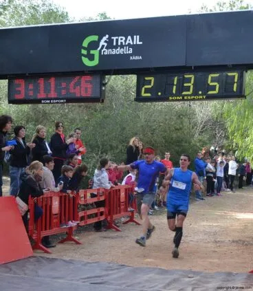 Llegada a la meta de participantes a la Granadella Trail