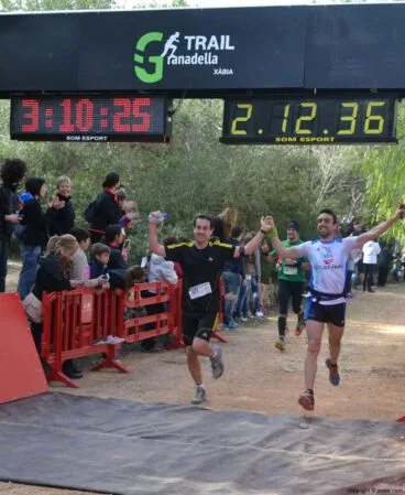 Llegada a la meta de participantes después de la carrera de montaña en Jávea