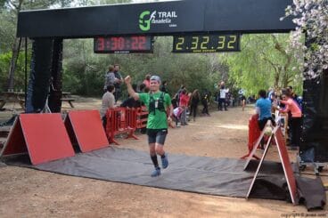 Llegada a la meta de uno de los participantes después de la carrera