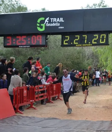 Llegada a la meta de uno de los participantes en la carrera