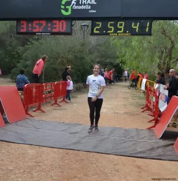 Llegada a meta de la corredora local femenina