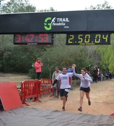 Llegada al punto de meta de la carrera de montaña Granadella Trail Jávea