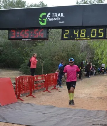 Llegada al punto de meta de un corredor local