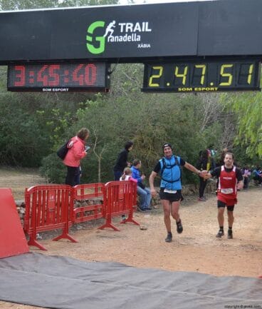 Llegada al punto de meta de una pareja de corredores