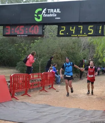 Llegada al punto de meta de una pareja de corredores