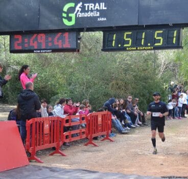 Los asistentes animaban a los participantes en la llegada a la meta