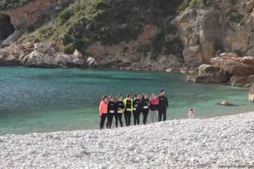 Los caminantes aprovechaban el pequeño descanso para fotografiarse con el precioso paisaje