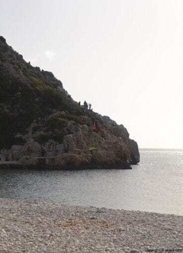 Los caminantes iban llegando a la playa de la Granadella de Jávea