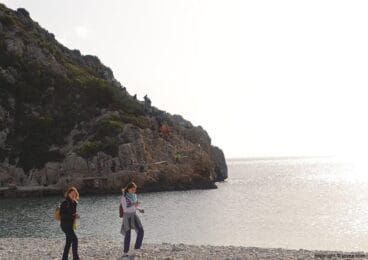 Los caminantes llegando a la Playa de la Granadella de Jávea que era la mitad del recorrido