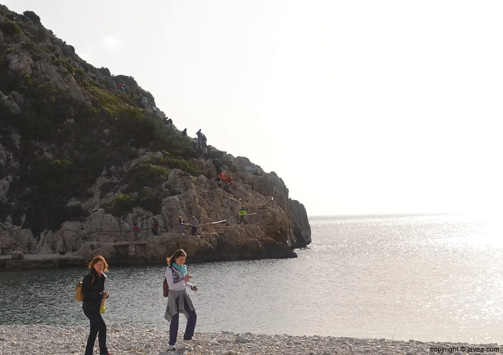 Los caminantes llegando a la Playa de la Granadella de Jávea que era la mitad del recorrido