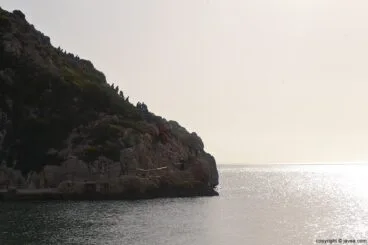 Los caminantes llegando a la Playa de la Granadella de Xàbia a mitad de carrera