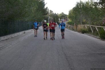 Los corredores calentaban antes de la salida