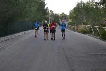 Los corredores calentaban antes de la salida