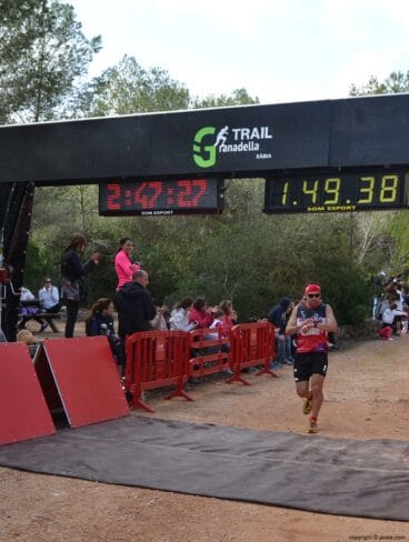 Los corredores controlaban su tiempo al llegar a la meta