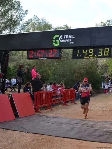 Los corredores controlaban su tiempo al llegar a la meta