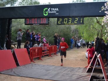 Los corredores iban llegando a la meta después de la carrera de montaña
