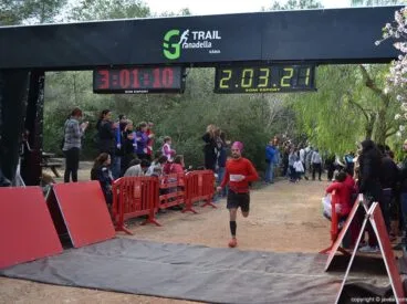 Los corredores iban llegando a la meta después de la carrera de montaña