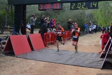 Los corredores iban llegando a la meta después de los 21 km de carrera por montaña