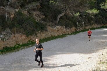 Los corredores iban llegando poco a poco a la Playa de la Granadella