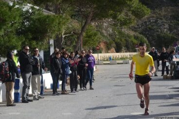 Los corredores recibieron el ánimo de los vecinos de Jávea que bajaron a la Playa de la Granadella