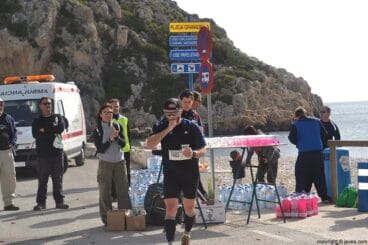 Los corredores reponían energía en el avituallamiento de la Playa de la Granadella