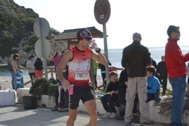 Los corredores reponían líquidos en el avituallamiento de la Playa de la Granadella
