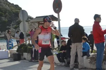 Los corredores reponían líquidos en el avituallamiento de la Playa de la Granadella