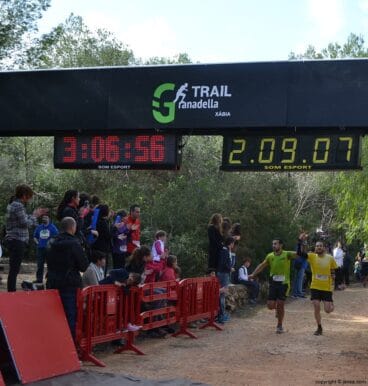 Los participantes celebraban juntos la llegada a la meta