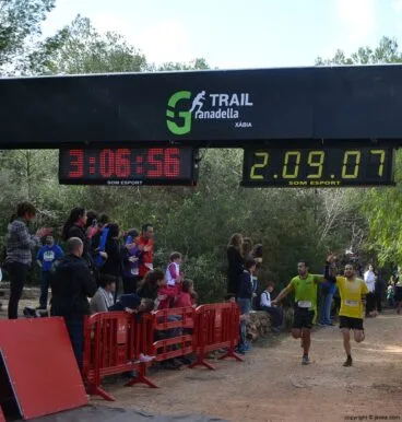 Los participantes celebraban juntos la llegada a la meta