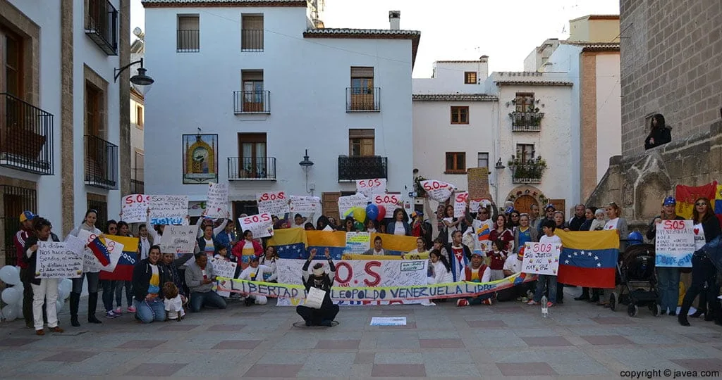Manifestación de venezolanos en la Plaza de la Iglesia de Jávea