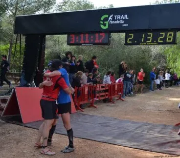 Momentos de emoción y compañerismo después de cruzar la meta