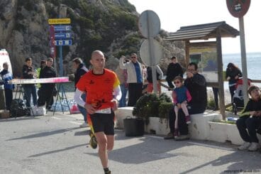 Mucha gente se concentró en la Playa de la Granadella para animar a los deportistas