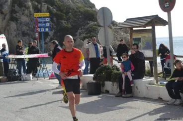 Mucha gente se concentró en la Playa de la Granadella para animar a los deportistas
