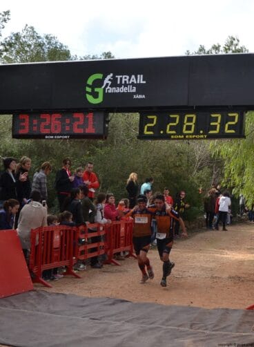 Pareja de amigos entrando juntos a la meta